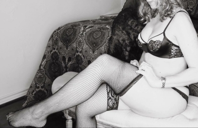 Elegance and sophistication: Classy lingerie for a stunning MILF!