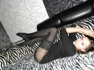 A brunette in pantyhose loves to fuck in her mouth