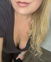 Keeping it casual: Rocking a simple tee with a hint of downblouse