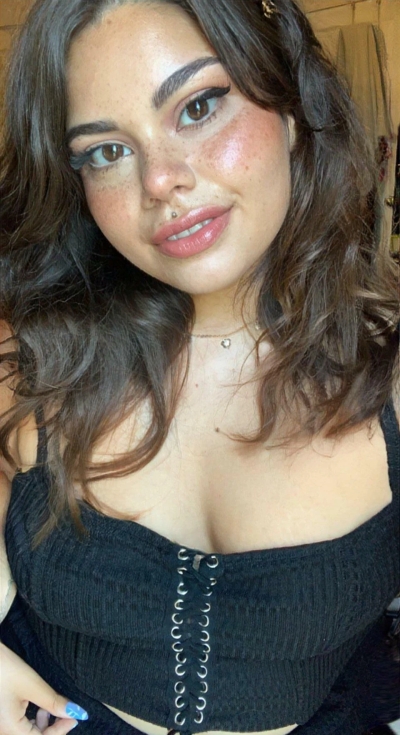 Say hi if you like freckled Latinas! ?