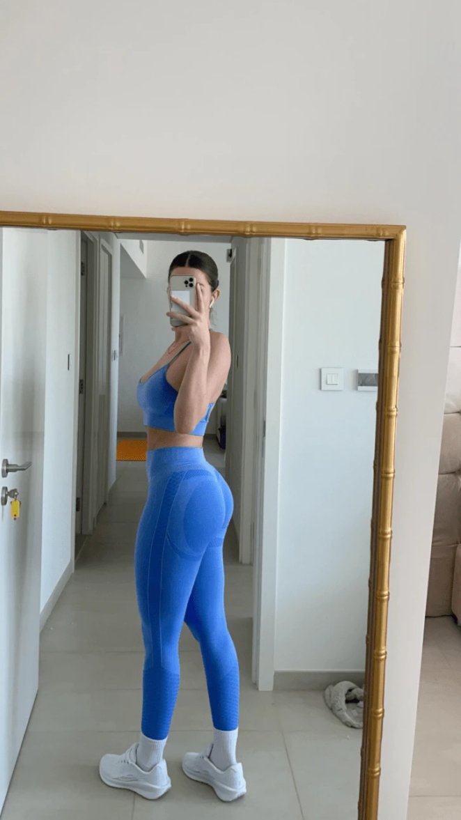 These blue yoga pants are truly experts at their job, aren't they?