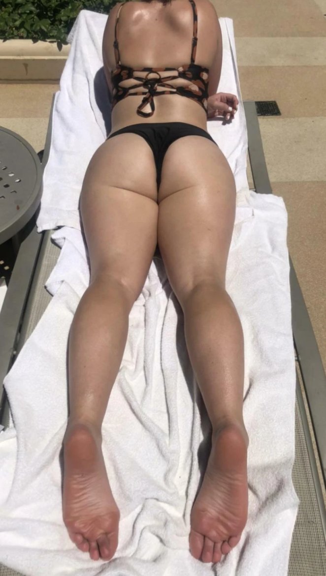 Caught in Vegas: Poolside Dilemma - Should I Sleep with My Wife or Hit the Casino?