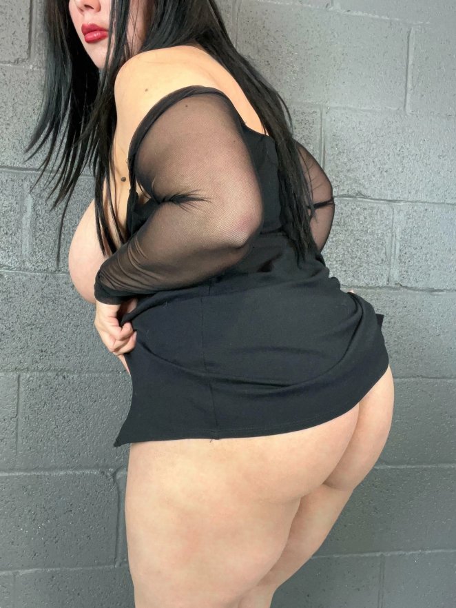 Gothic Morticia cosplay with a curvier twist ;)