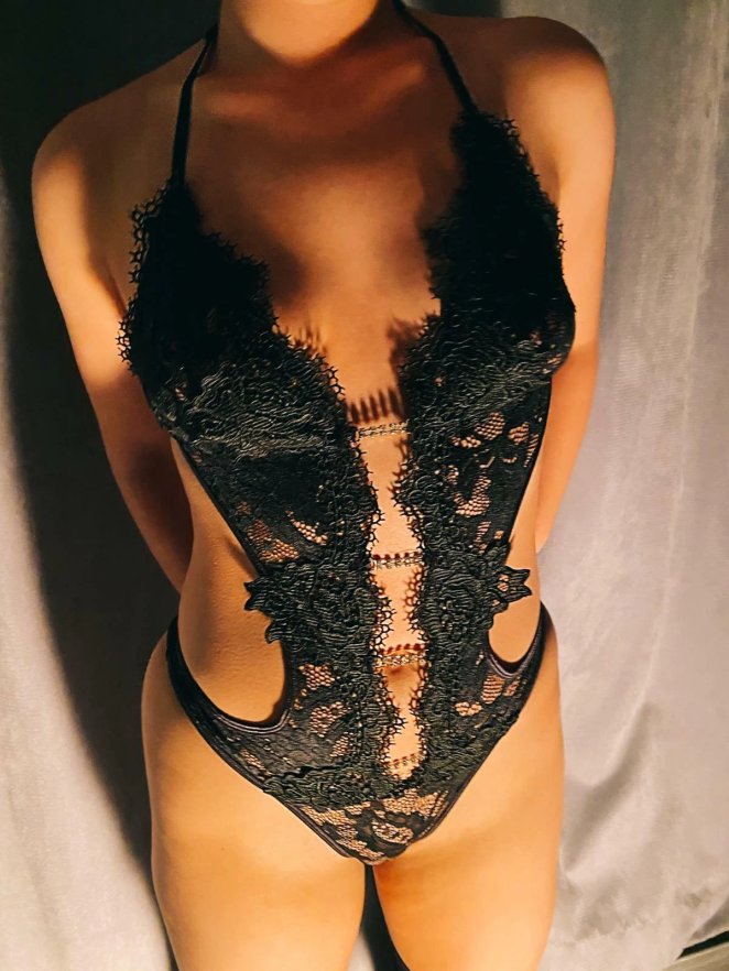 I'm isolating on Christmas and equally drunk horny and sad as fuck and I'm gonna flash everyone who asks me! A Xmas gift for you ??