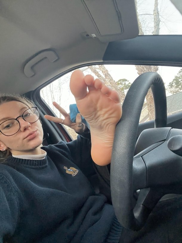 Wanna make-out and play with my feet