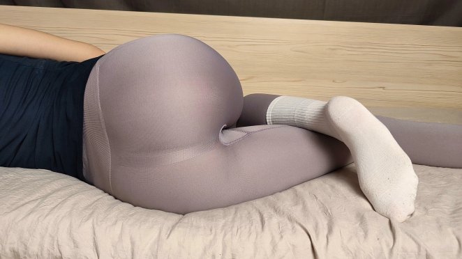 Styling Tips: Leggings paired with white socks