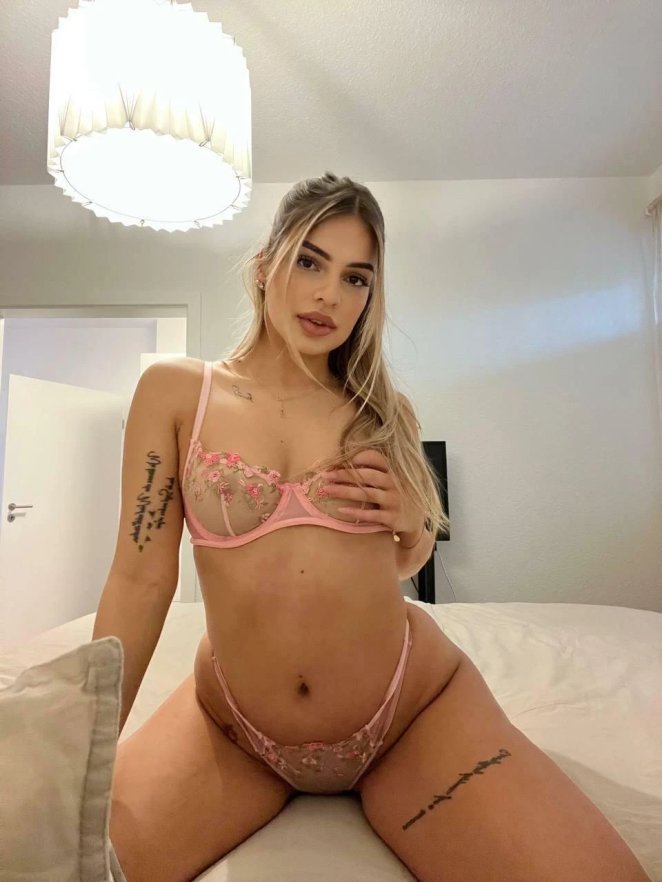 Petite woman posing suggestively, inviting a partner to enjoy face sitting