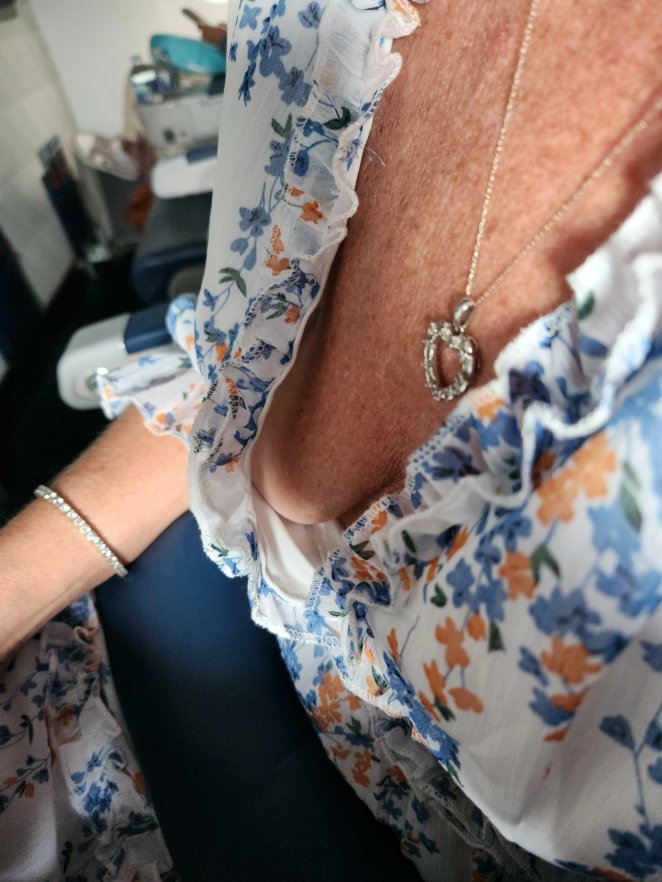 Jetting off for a getaway: Her outfit for the flight (F52)