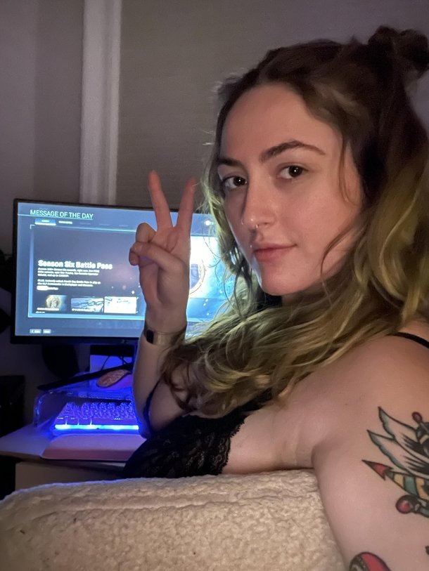 Hi friends do you too like to strip down while you play