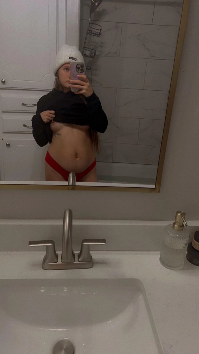 4’9 petite milf: A pint-sized bundle of fun