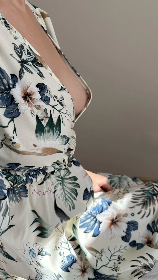 Do you also appreciate the side view of low-cut dresses?