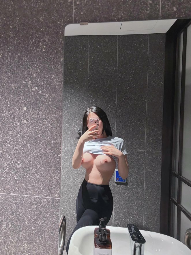 Looking for a Korean pilates instructor who loves to show off?