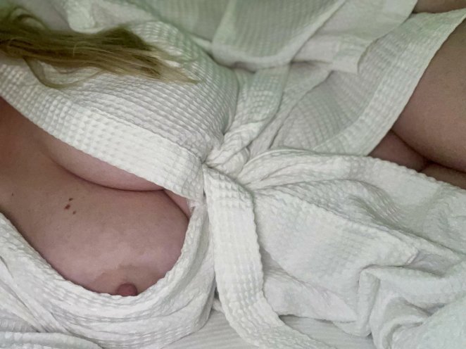 The Excitement of Room Service: My Perspective When It Arrives ?‍♀️