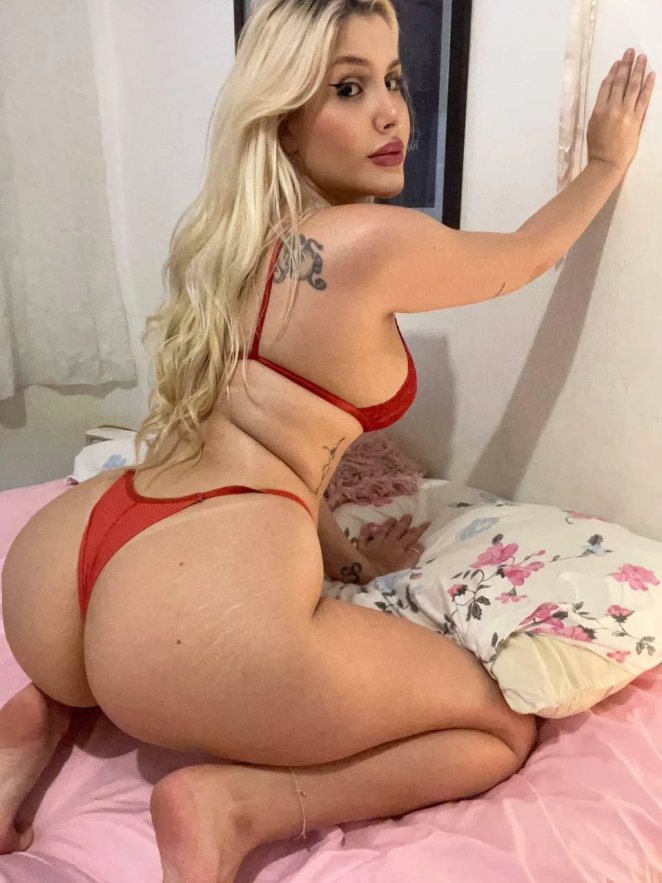 Embracing the talents of a Latina blonde with a curvaceous rear