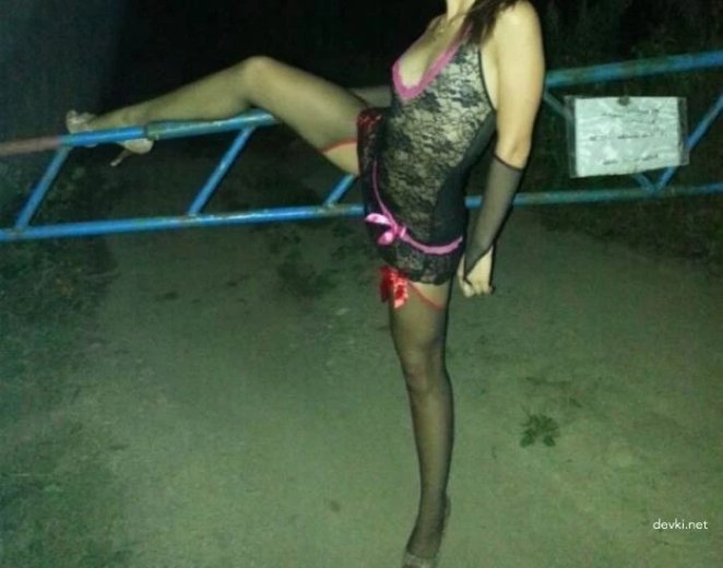 Porn of a depraved bitch who loves to walk naked