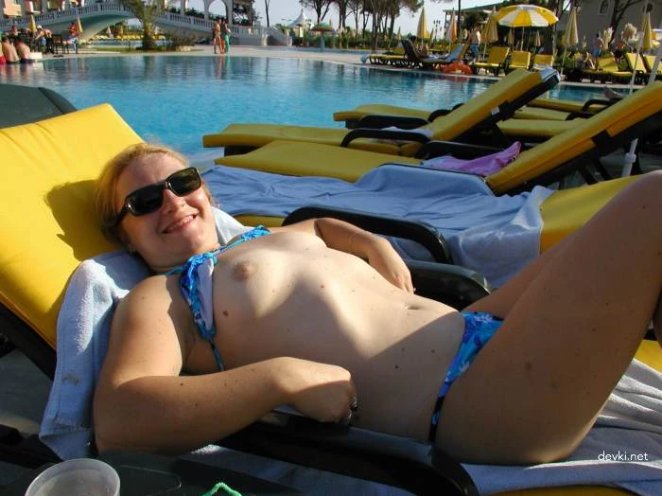 Mature lady on vacation gives a blowjob