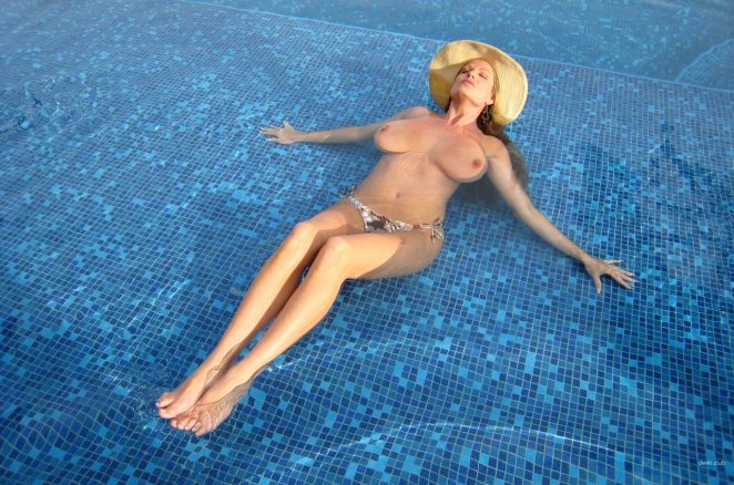 Blowjob in the pool