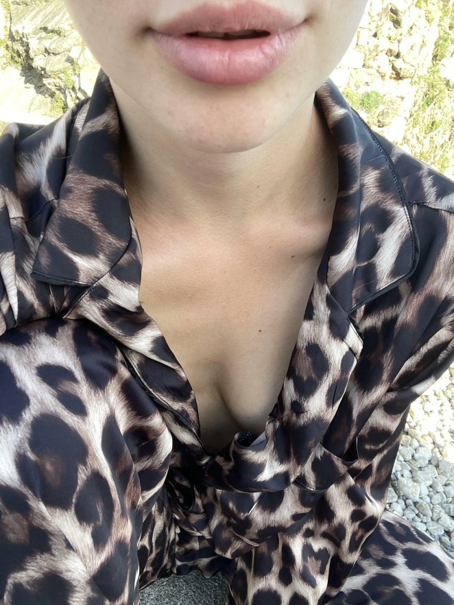 Publicly flaunting natural downblouse charm