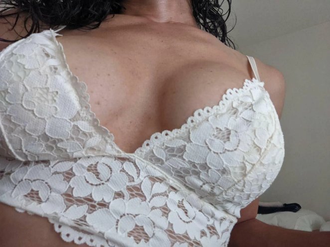 Styling with a lace top and black hair: the perfect combination