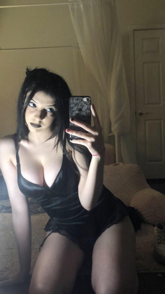 The big titty goth gf in ur dreams <3