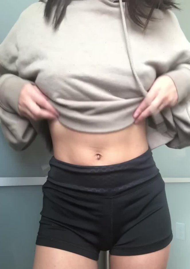 [GIF] Check under the hoodie