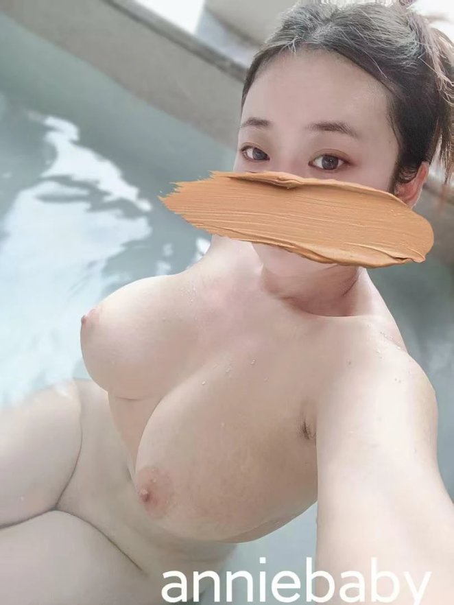 Seeking a companion for a relaxing bath time experience.