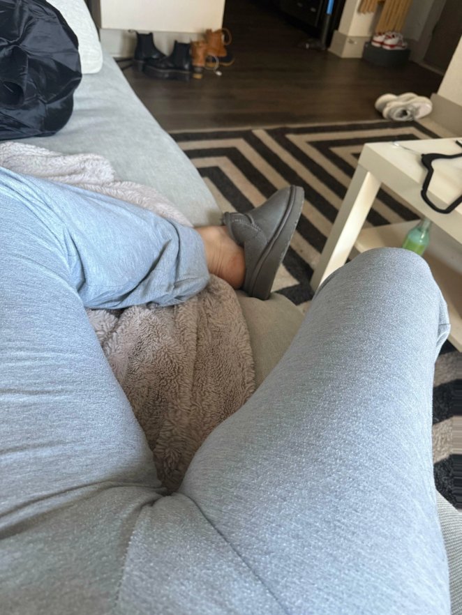 Cozy Style: Uggs and Grey Yoga Pants