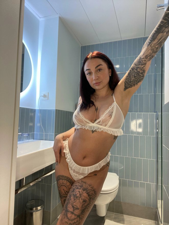 Do you approve of my petite frame...?