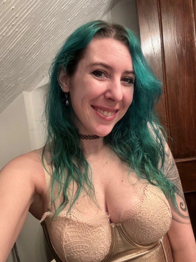 Gilded lace cleavage