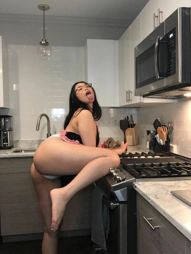 Lady with spectacles and a curvaceous derriere