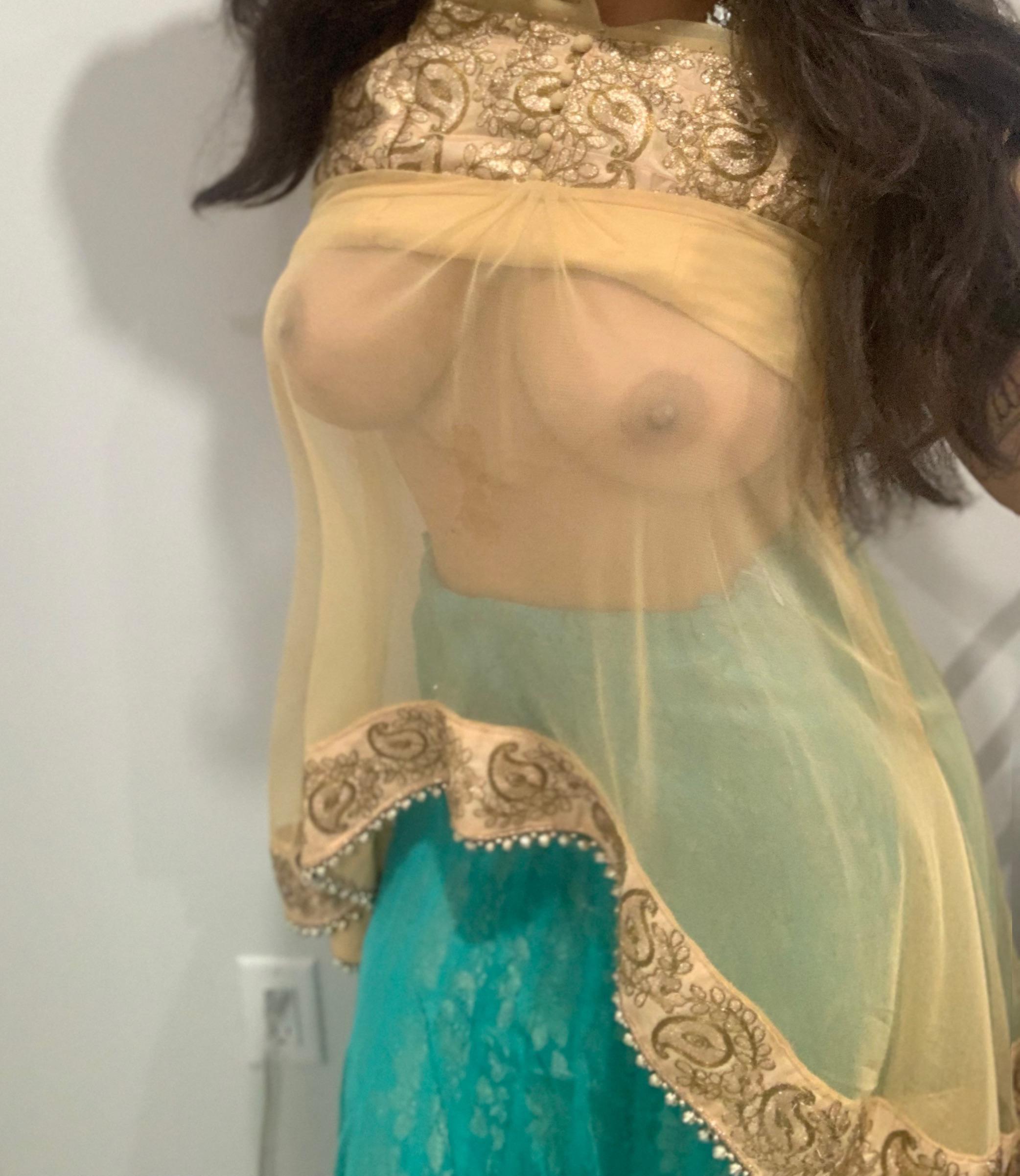 Just your everyday Punjabi MILF flashing you in her traditional outfit ☺️ [30]