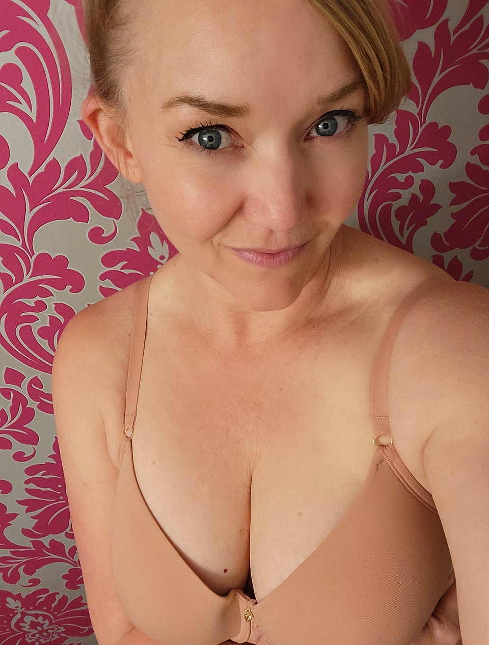 Natural Mom cleavage [F47]