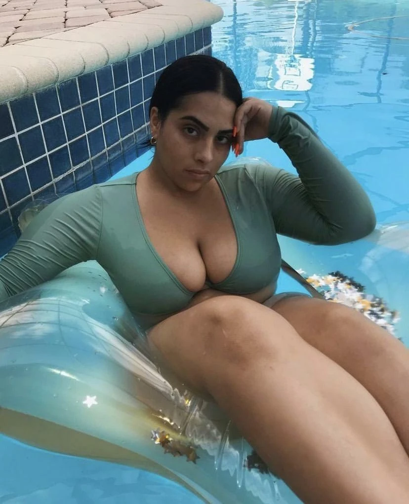 Love her fat Latina tittiess ?