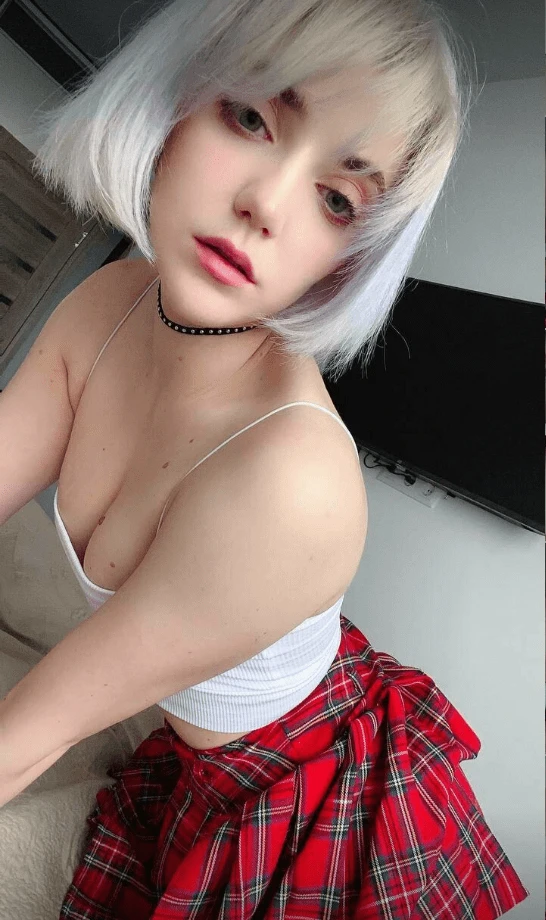 Keeping it a Secret: My College Friends Don't Know I'm Always Panty-less in This Skirt